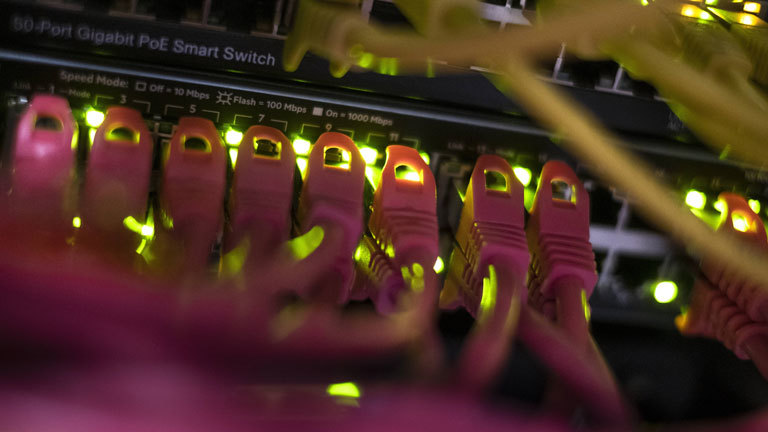 Netzwerkkabel in einem Server