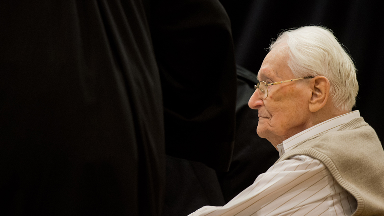 Der Angeklagte Oskar Gröning sitzt am 21.04.2015 im Gerichtsaal in Lüneburg