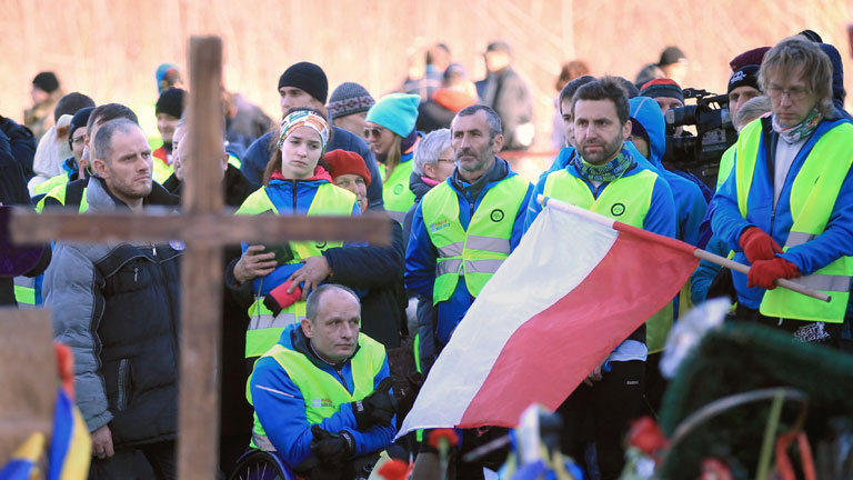 Teilnehmer des "Run to the Maidan" beten an dem vorläufigen Denkmal für die Toten der Maidanproteste am 21.11.2014.