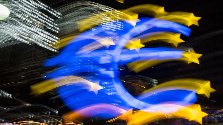 Das Euro-Zeichen an der "alten" EZB in Frankfurt am Main (Hessen), fotografiert mit einem Wischeffekt am 20.01.2015.