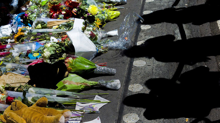 Blumen für die Opfer von Flug MH17 am Flughafen von Amsterdam Schiphol.