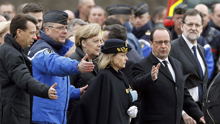 Angela Merkel und Francois Hollande am Absturzort des Germanwings-Flugzeugs.