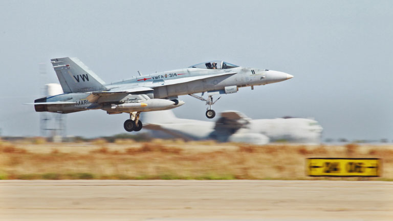 Ein US-Militärflugzeug startet.