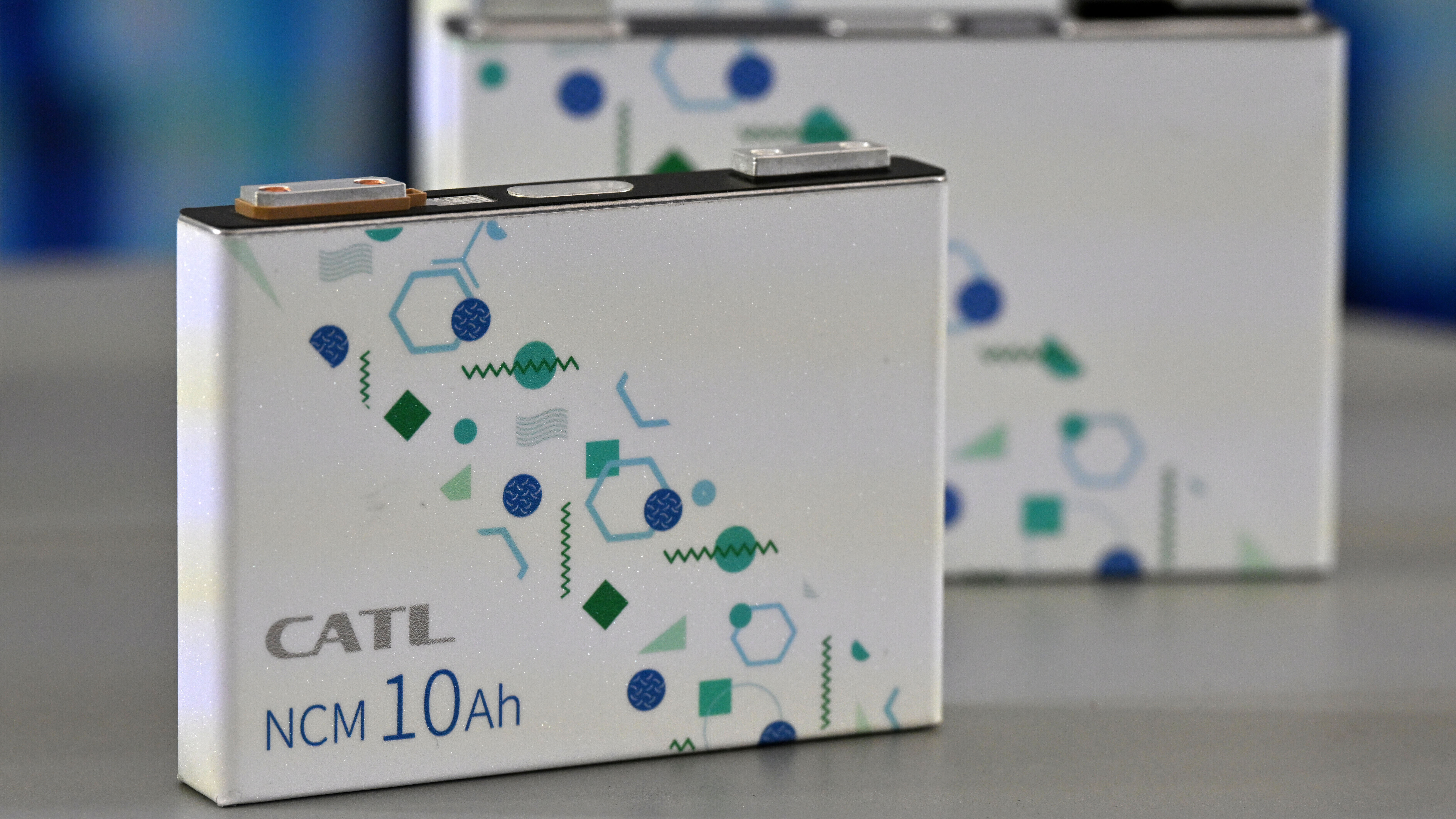 Das Logo und der Schriftzug vom Batteriehersteller CATL auf einer Batterie