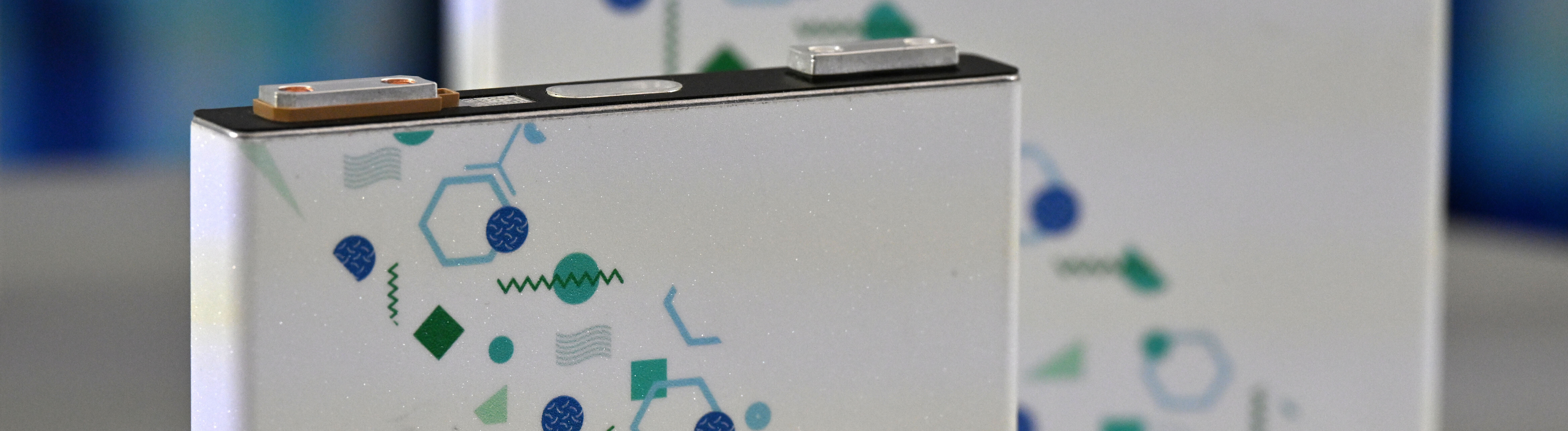 Das Logo und der Schriftzug vom Batteriehersteller CATL auf einer Batterie