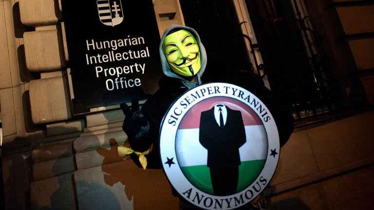 Ein Mann mit Guy-Fawks-Maske steht vor dem ungarischen Ministerium für Geistiges Eigentum.