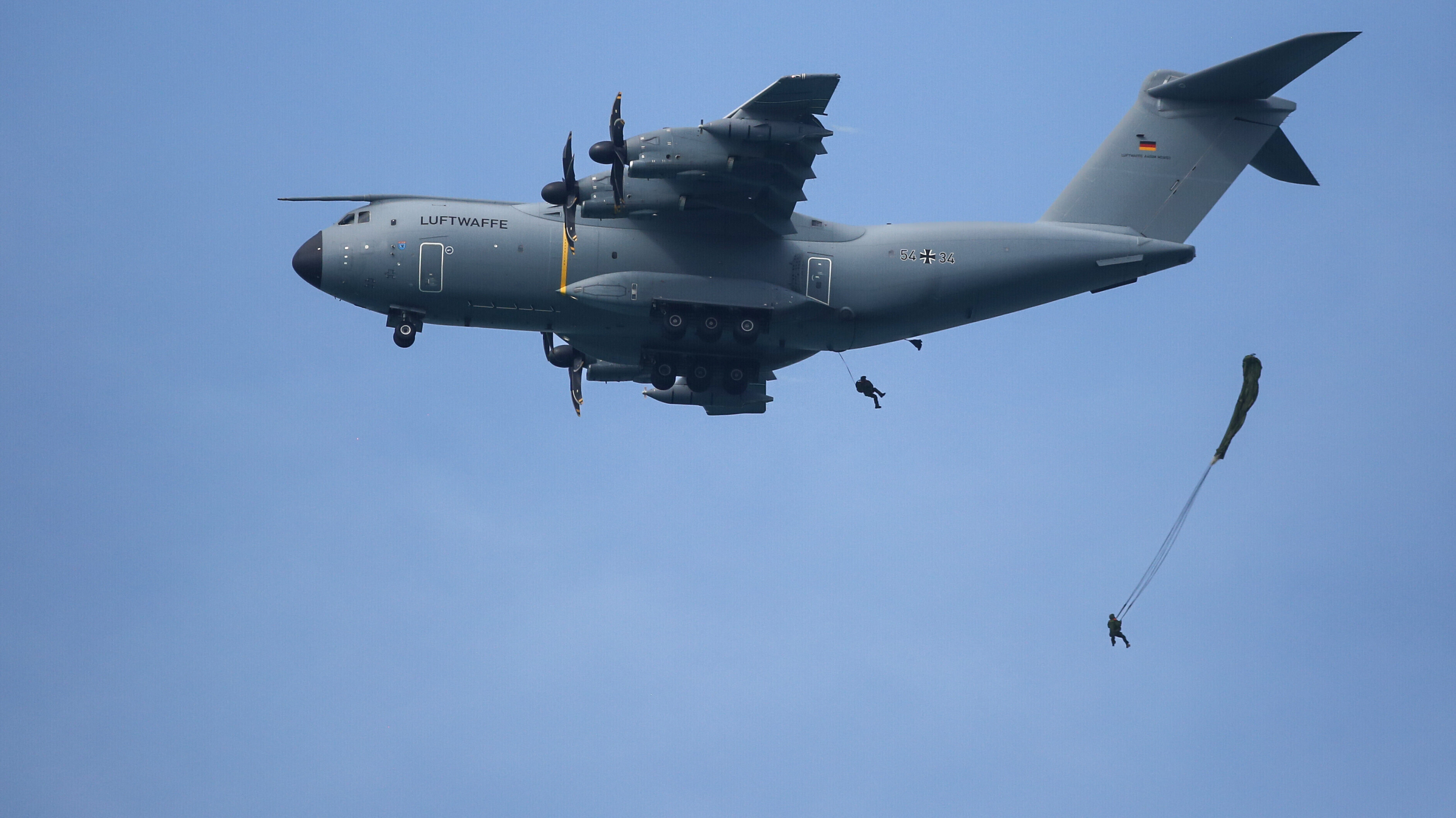 Soldaten des Fallschirmjägerregiments 26 aus Zweibrücken springen im Rahmen einer Übung mit einem Fallschirm aus einem Airbus A400M.