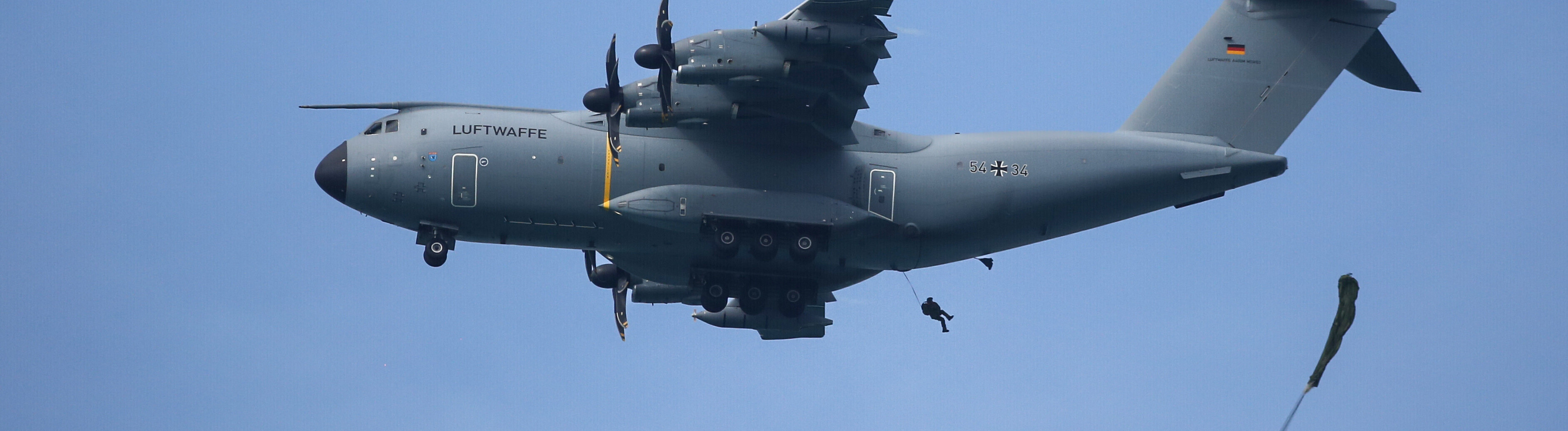 Soldaten des Fallschirmjägerregiments 26 aus Zweibrücken springen im Rahmen einer Übung mit einem Fallschirm aus einem Airbus A400M.