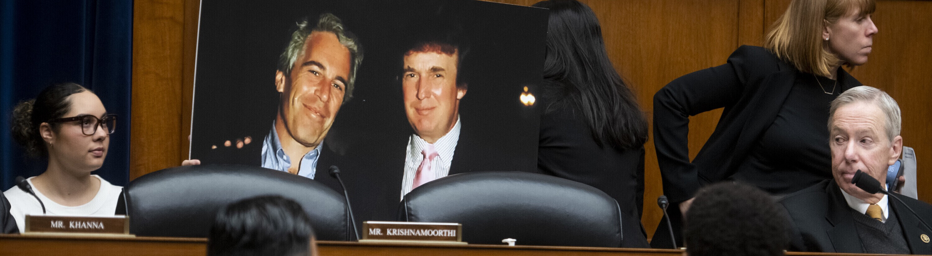 Der US-Abgeordnete Jared Moskowitz mite einem Fotobrett mit einem Bild von Jeffrey Epstein und Donald Trump.