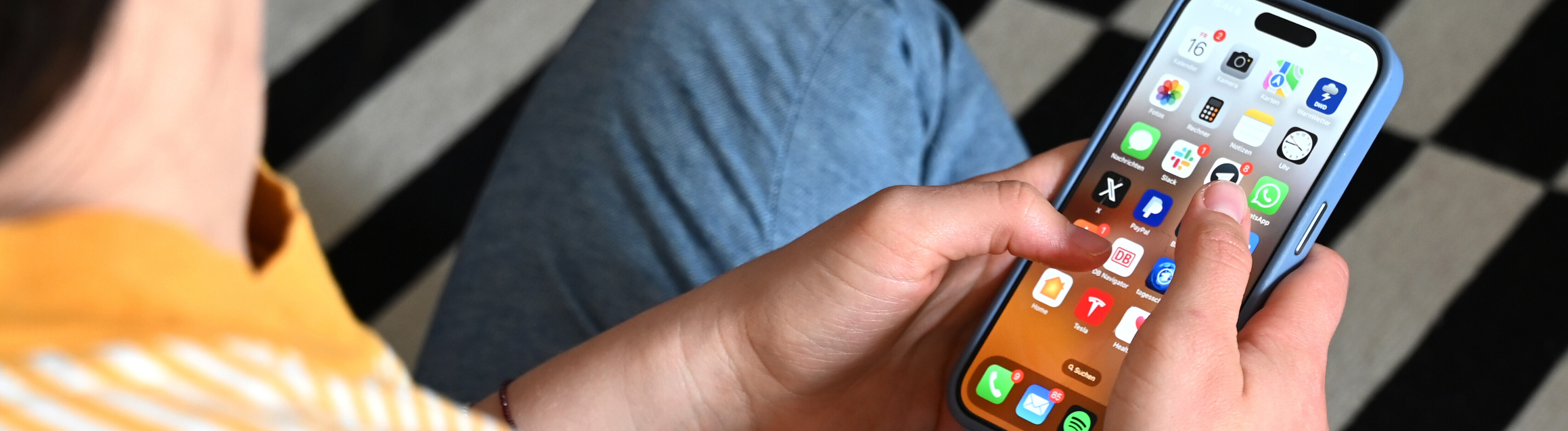 Eine Frau hat ein Smartphone in der Hand