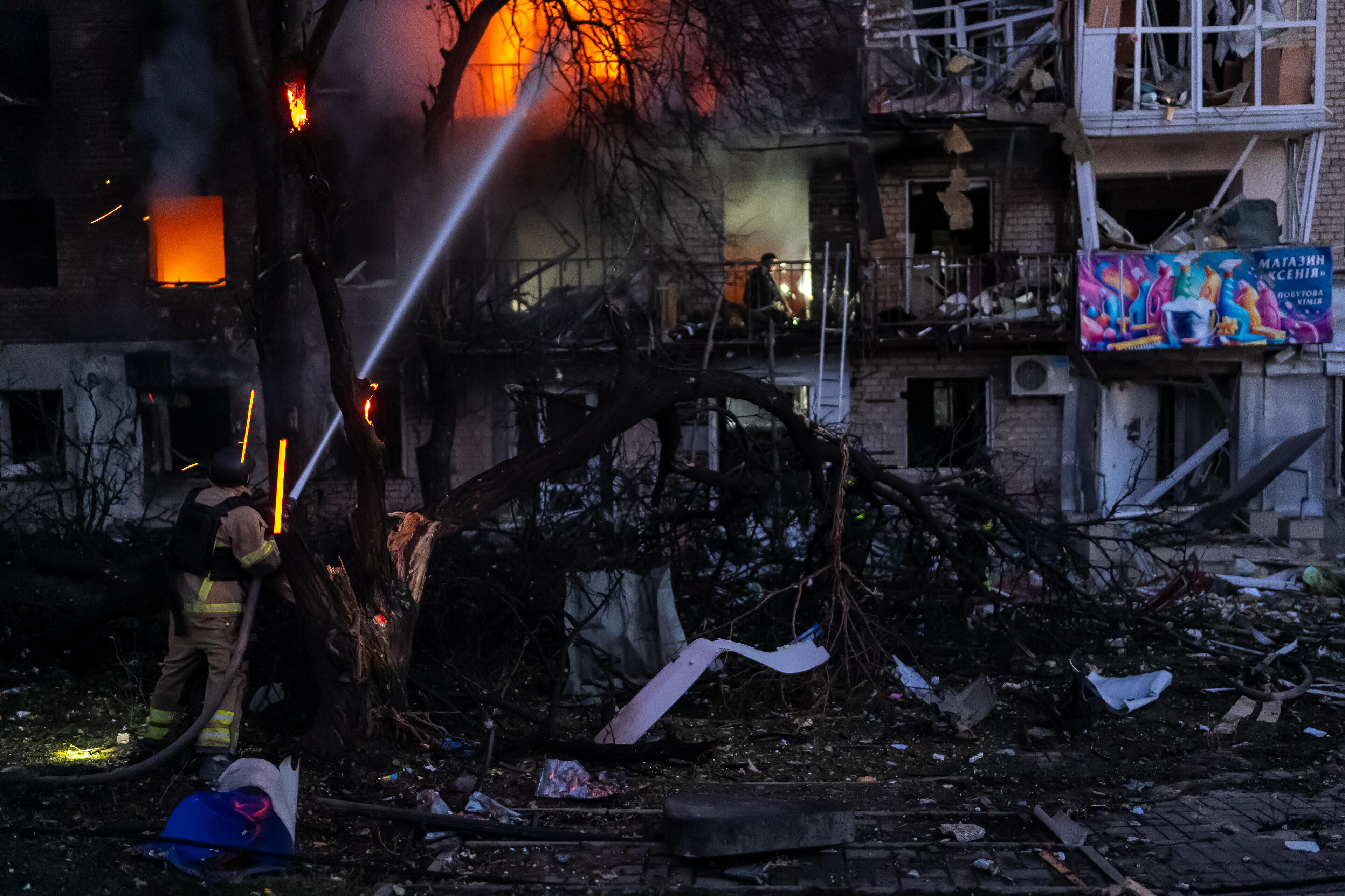 Feuerwehr löcht brennendes Haus in der Ukraine