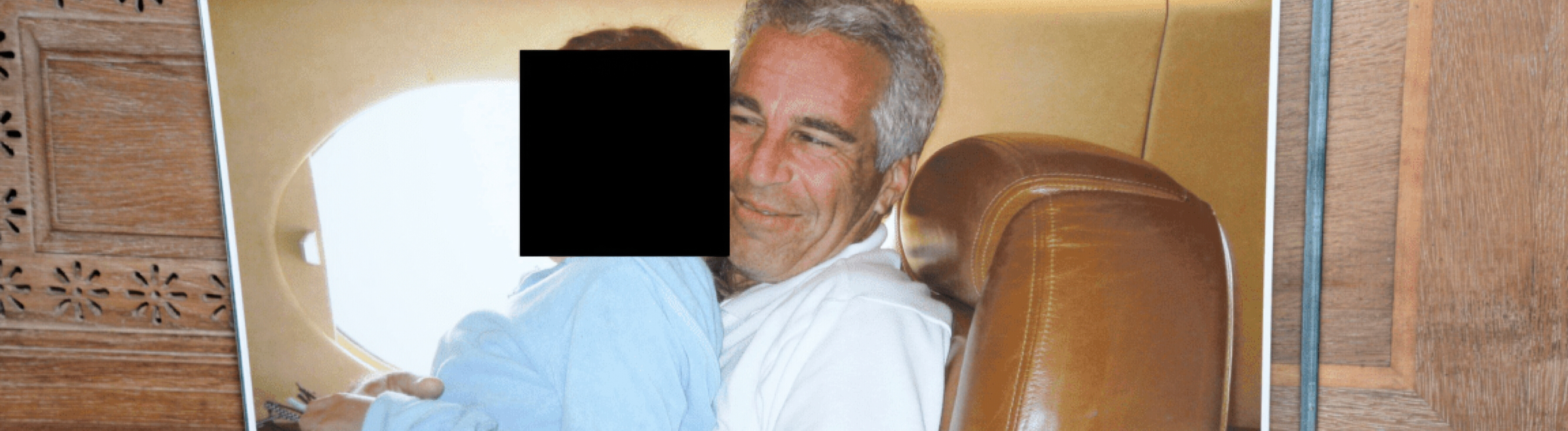 Jeffrey Epstein mit einer unkenntlichen Person auf dem Schoß
