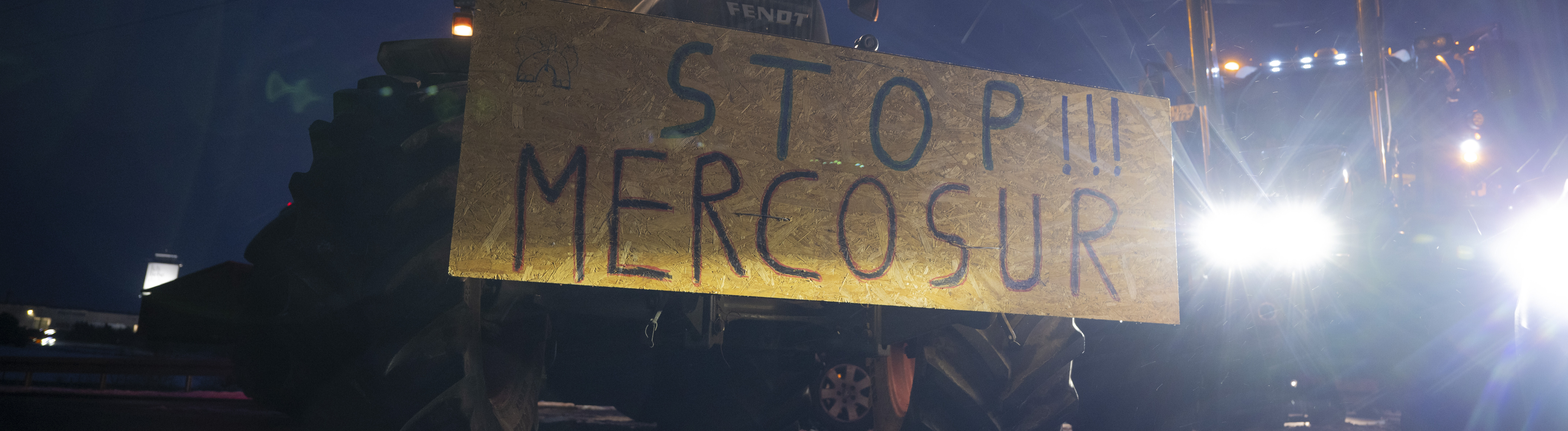 Ein Schild mit der Aufschrift "Stopp!!! Mercosur" ist an einem Traktor befestigt.