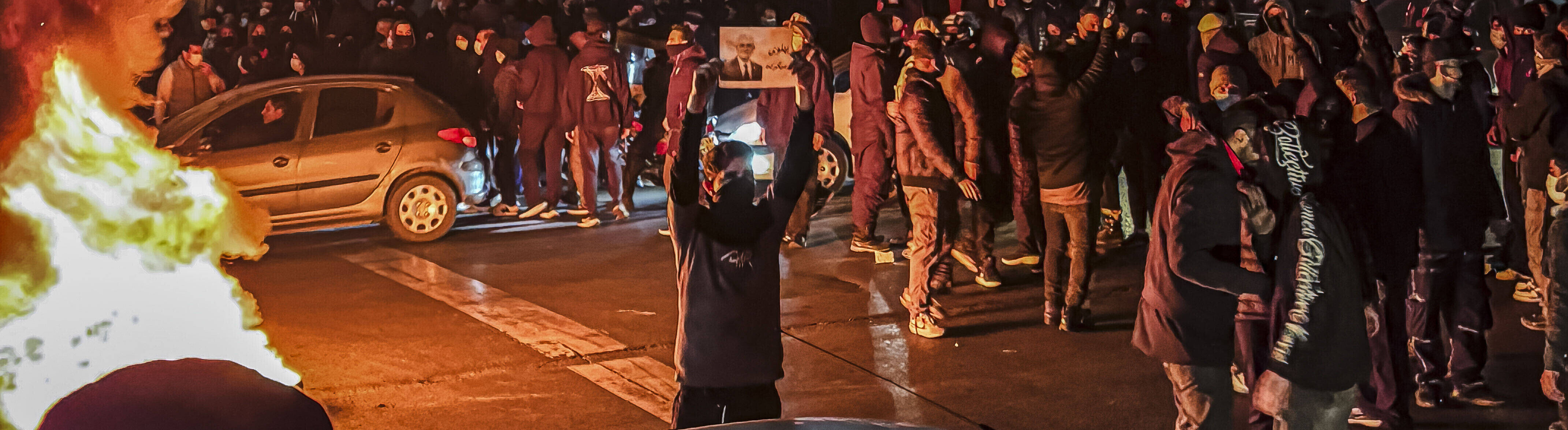 Menschen im Iran protestieren auf der Straße