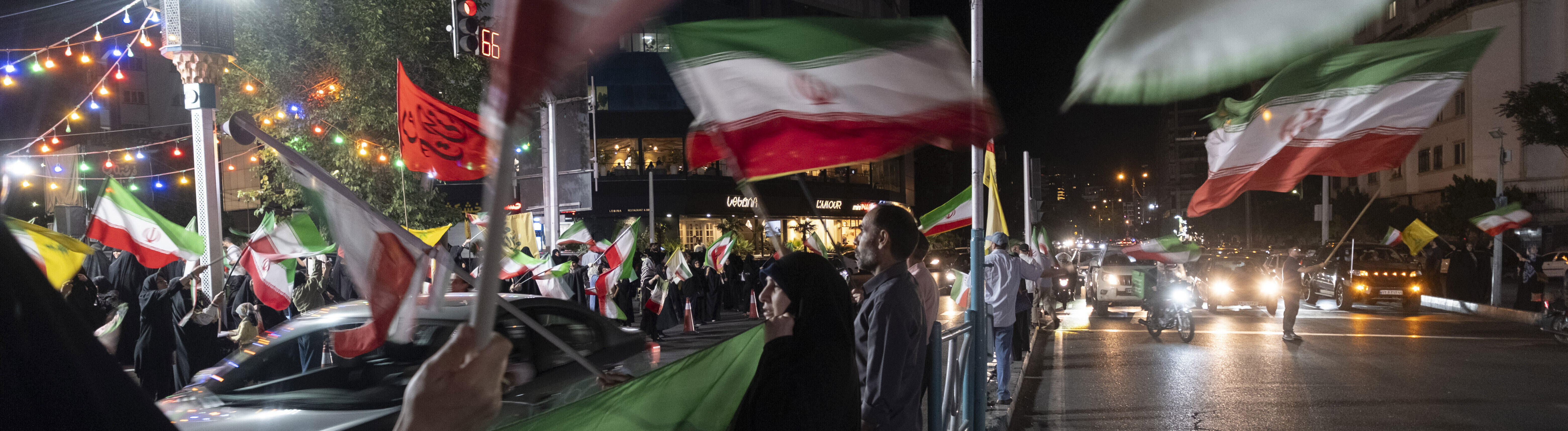In Teheran schwenken Regierungs-Anhänger iranische Flaggen