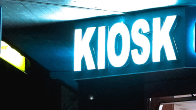 Ein leuchtendes Kiosk-Schild.