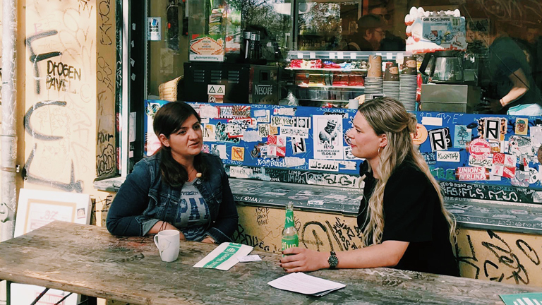 Die LINKE-Politikerin Özlem Demirel im Gespräch mit Rahel Klein