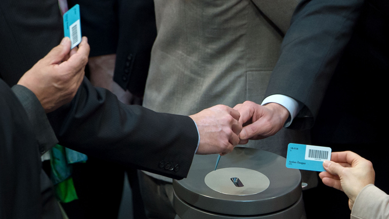 Abgeordnete werfen am 27.02.2015 im Bundestag in Berlin ihre Stimmkarten in eine Wahlurne. Das Parlament beriet auf der Sitzung über die Griechenlandhilfe der EU.