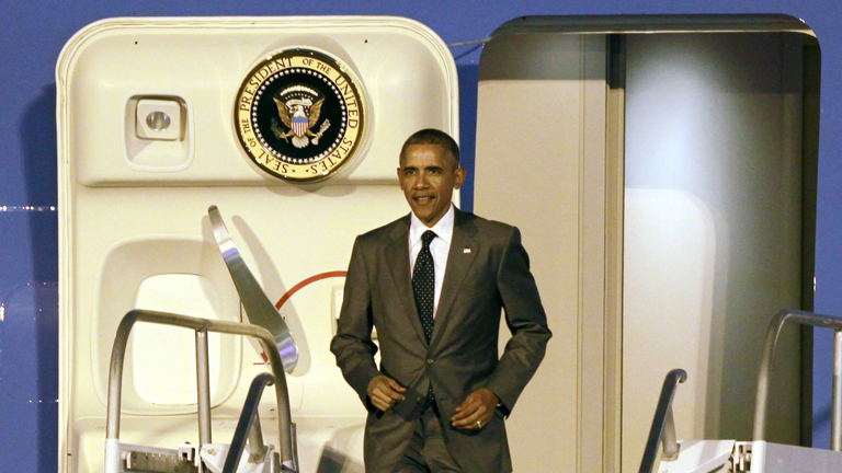 Barack Obama entsteigt der Air Force One