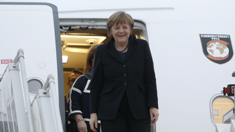 Angela Merkel steigt in Minsk aus einem Flieger
