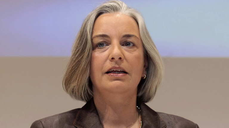 Preisträger Anja Niedringhaus hält am 23.05.2008 in der Handelskammer in Hamburg während der Verleihung der "Goldene Feder 2008" mit ihrem Preis in den Händen.