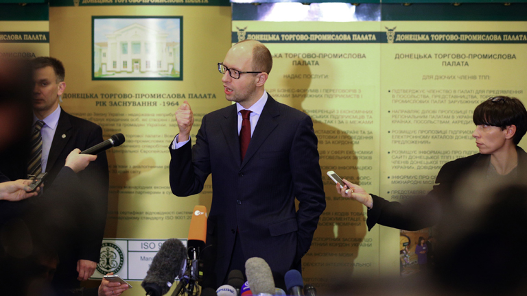 Arseni Jazenjuk auf einer Pressekonferenz in Donezk