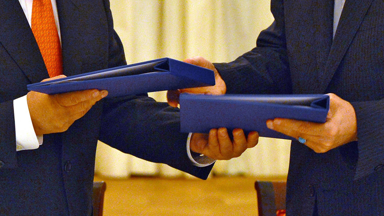 IAEA-Genraldirektor Yukiya Amano (L) und der iranische Vizepräsident Ali Akhbar Salehi unterzeichnen eine Roadmap zu einem Atomabkommen mit Iran