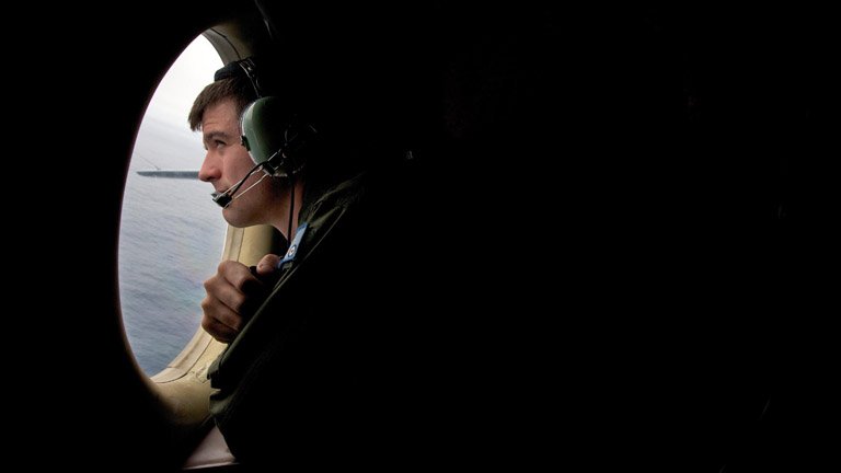 Ein Crewmitglied der RAAF AP-3C Orion hält Ausschau nach Trümmerteilen des vermissten Flugzeugs MH370