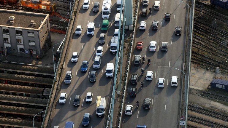 Autos fahren auf der Stadtautobahn Périphérique um Paris herum.