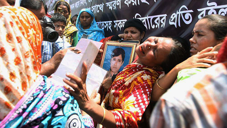 Angehörige der Opfer des Fabrikeinsturzes in Bangladesch am Unfallort