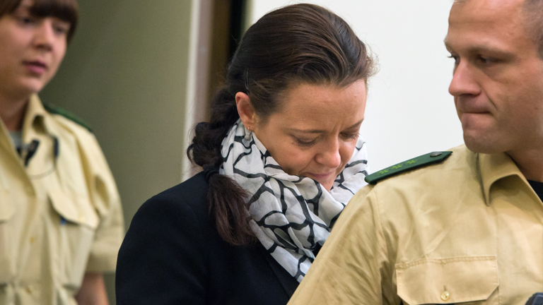 Die Angeklagte Beate Zschäpe betritt am 15.07.2014 den Gerichtssaal im Oberlandesgericht in München (Bayern).