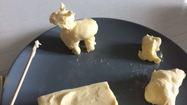So sieht die Butter Kuh von unserer Reporterin Anna Kohn aus. Außerdem im Bild: ihr Material und ihr Werkzeug