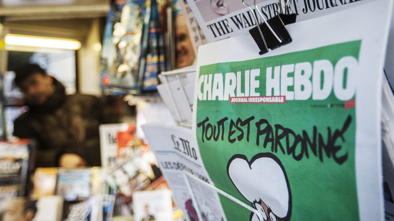 Die Satirezeitschrift Charlie Hebdo an einem Kiosk in Rom