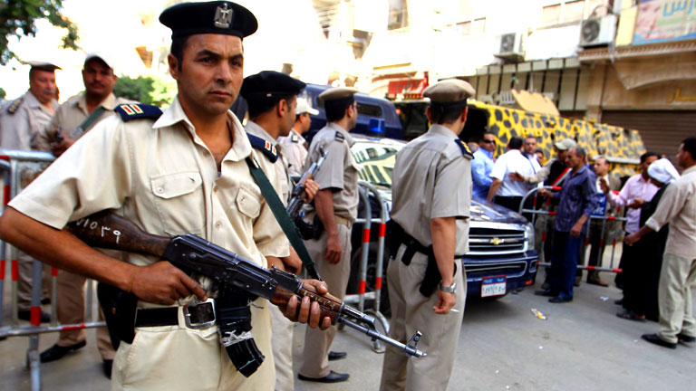 Ein Polizist bewacht das Gericht, in dem Anhänger von Ägyptens Ex-Präsident Mohammed Mursi zum Tode verurteilt wurden.