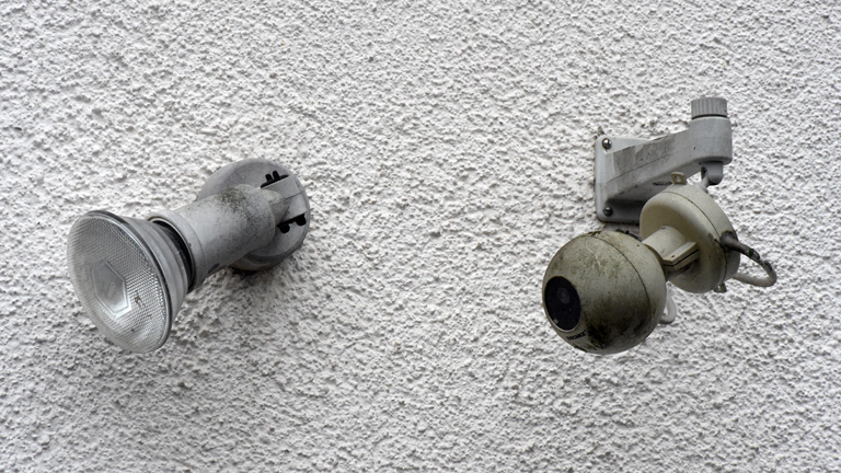 Eine Überwachungskamera (r) ist am 06.12.2014 in Pullach im Isartal bei München (Bayern) an einem Wohnhaus installiert.