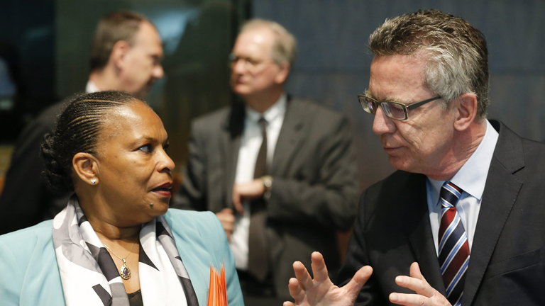 Frankreichs Justizministerin Christiane Taubira (L) und ihr deutscher Kollege Thomas de Maizière beim Treffen der europäischen Justizminister in Luxemburg