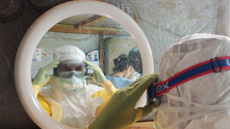 Lucie Perardel von Ärzte ohne Grenzen überprüft in Guinea ihre Schutzkleidung gegen Ebola.