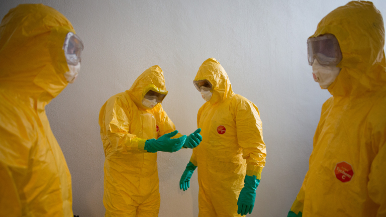 Soldaten des Sanitätsdienstes der Bundeswehr nehmen am 07.10.2014 in der Fachabteilung Tropenmedizin des Bundeswehrkrankenhauses Hamburg am Bernhard-Nocht-Institut (BNI) in Hamburg an einem sogennanten Barrier Nursing Course (Schulung zum Umgang mit hochansteckenden Patienten) teil.