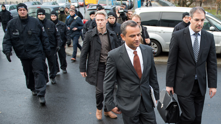 Der frühere SPD-Bundestagsabgeordnete Sebastian Edathy (l) verlässt zusammen mit seinem Anwalt Christian Noll am 18.12.2014 das Haus der Bundespressekonferenz in Berlin, nachdem er vor seiner seiner Aussage im Untersuchungsausschuss des Bundestages ein Statement vor der Presse abgegeben und Fragen beantwortet hat.