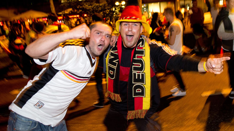 Fußballfans der deutschen Nationalmannschaft jubeln am 13.07.2014 in Stuttgart (Baden-Württemberg) über den Sieg ihrer Mannschaft im WM-Finale gegen Argentinien.