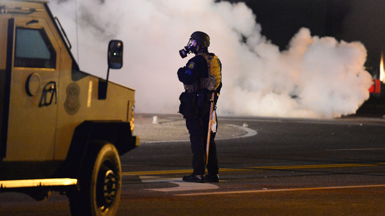 Ein Polizeibeamter mit Gasmaske in Ferguson