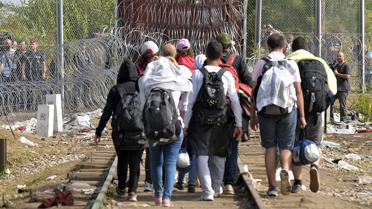 Flüchtlinge an einem Grenzübergang zwischen Ungarn und Serbien