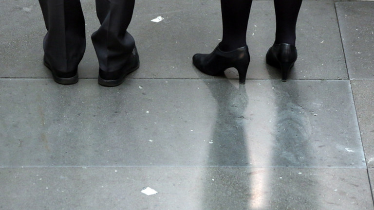 Die Füße von Bundesjustizminister Heiko Maas (SPD, l) und Bundesfamilienministerin Manuela Schwesig (SPD) sind am 11.12.2014 in Berlin während ihrer gemeinsamen Pressekonferenz zur gesetzlichen Frauenquote zu sehen.