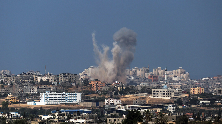 Rauch steigt nach einem israelischen Raketenangriff in Gaza-Stadt auf