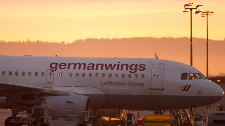 Ein Airbus A319 der Lufthansa-Tochter Germanwings steht am 29.08.2014 bei Sonnenaufgang auf dem Flughafen in Stuttgart (Baden-Württemberg).