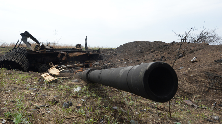 Ausgebrannte ukrainische Militärfahrzeuge am Checkpoint "Dolzhansky" in Lugansk.