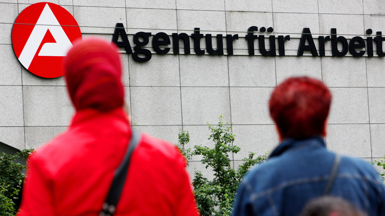 Zwei Frauen gehen am 28.05.2009 in Köln an der Agentur für Arbeit vorbei.
