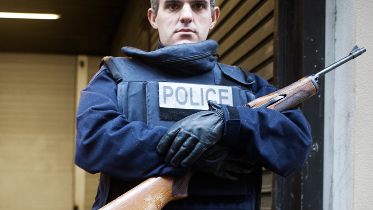 Ein Polizist mit Gewehr vor der Redaktion der franzöischen Tageszeitung La Liberation in Paris