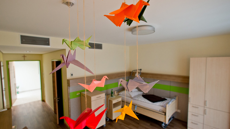 Blick in ein "Gastzimmer" am 12.11.2014 im Hospiz des Juliusspitals in Würzburg (Bayern).