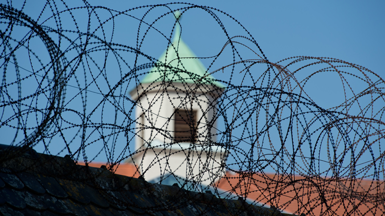 Stacheldraht umgibt am 14.03.2014 in Landsberg am Lech (Bayern) die Justizvollzugsanstalt (JVA) Landsberg.